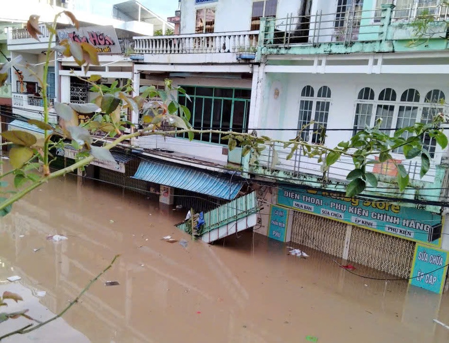 Phó Thủ tướng Trần Hồng Hà: Tập trung hỗ trợ người dân khắc phục hậu quả bão số 13- Ảnh 10.