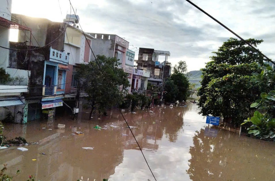 Phó Thủ tướng Trần Hồng Hà: Tập trung hỗ trợ người dân khắc phục hậu quả bão số 13- Ảnh 11.