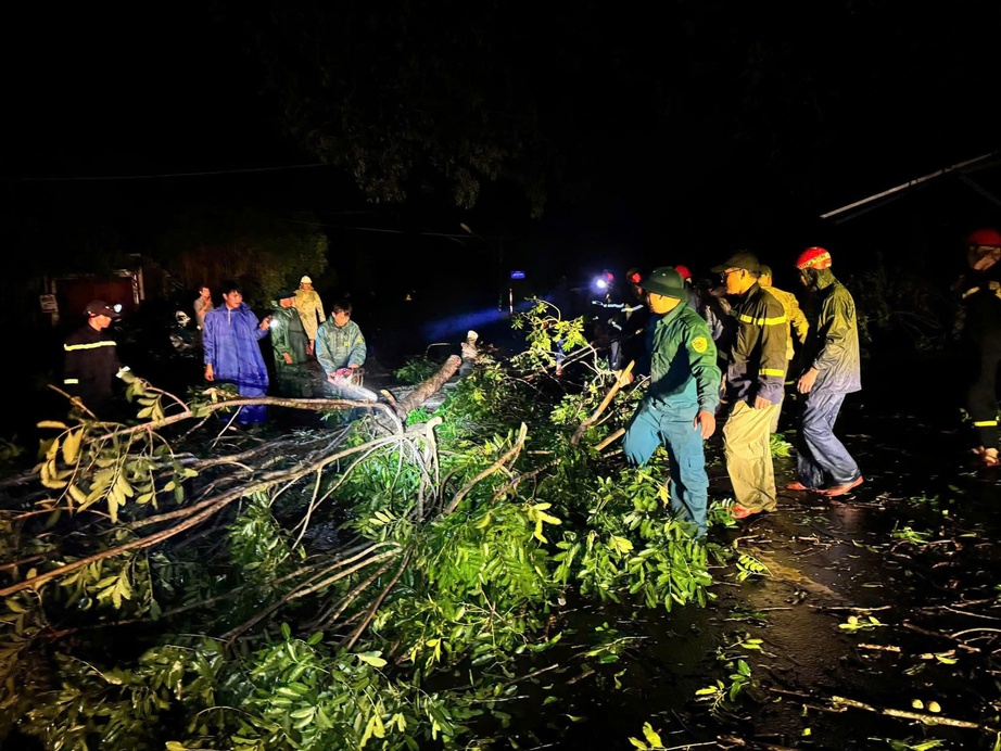 Phó Thủ tướng Trần Hồng Hà: Tập trung hỗ trợ người dân khắc phục hậu quả bão số 13- Ảnh 6.