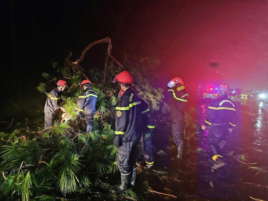 Phó Thủ tướng Trần Hồng Hà: Tập trung hỗ trợ người dân khắc phục hậu quả bão số 13- Ảnh 7.