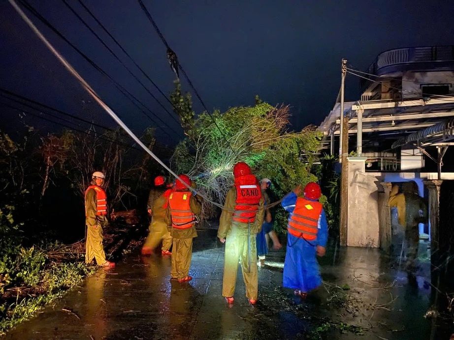Phó Thủ tướng Trần Hồng Hà: Tập trung hỗ trợ người dân khắc phục hậu quả bão số 13- Ảnh 8.