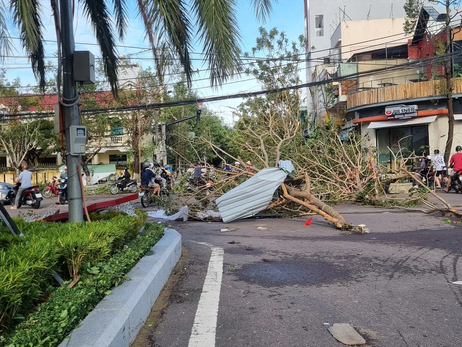 Phó Thủ tướng Trần Hồng Hà: Tập trung hỗ trợ người dân khắc phục hậu quả bão số 13- Ảnh 17.