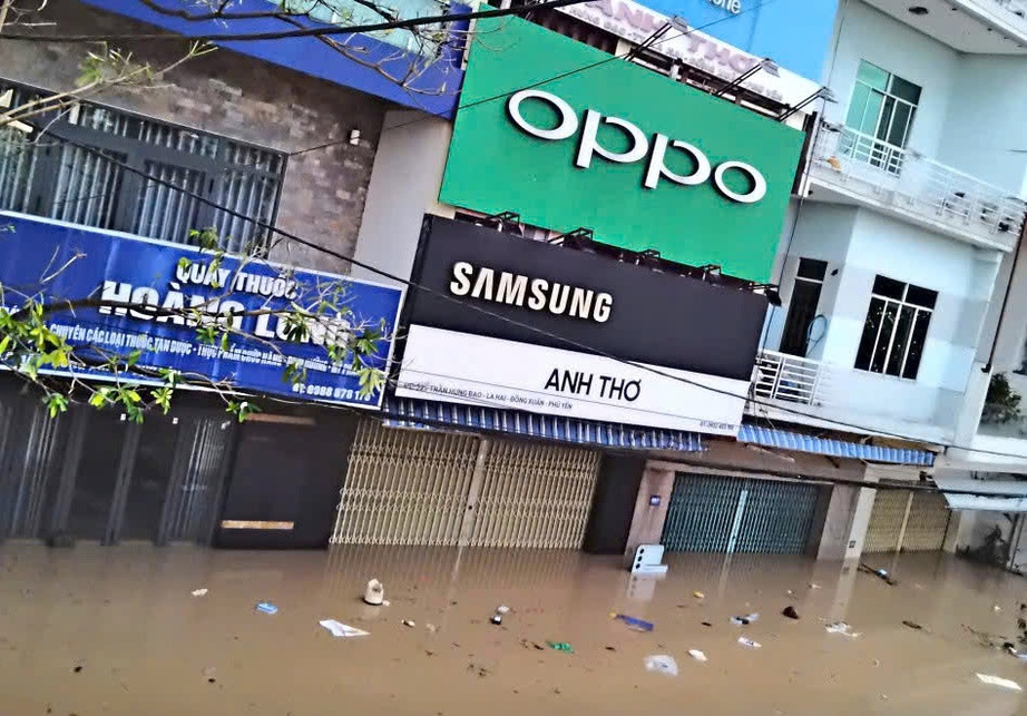 Phó Thủ tướng Trần Hồng Hà: Tập trung hỗ trợ người dân khắc phục hậu quả bão số 13- Ảnh 9.