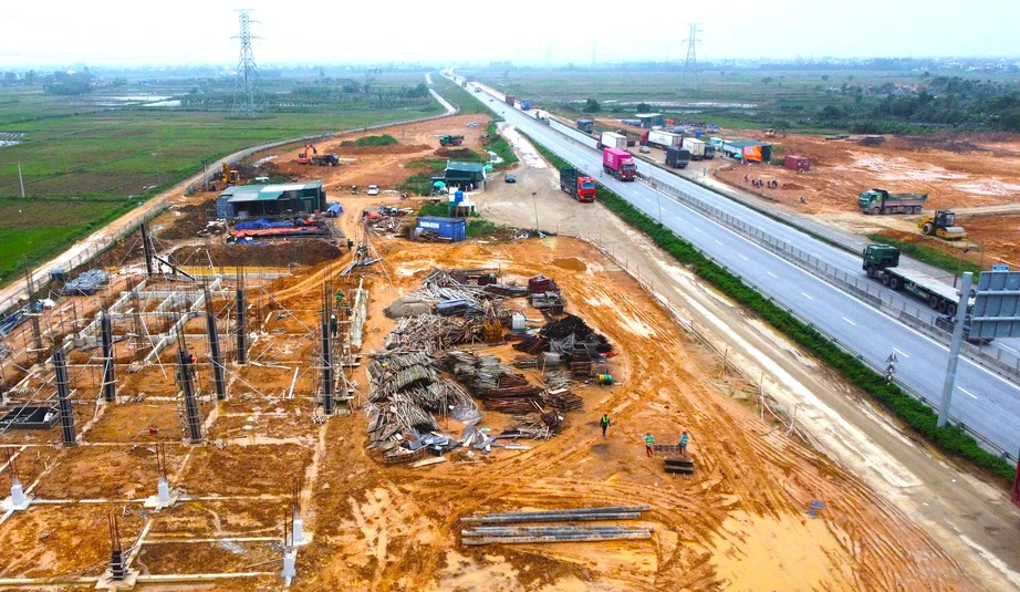 Trạm dừng nghỉ cao tốc Bắc - Nam đang được thi công thế nào?- Ảnh 1. Trạm dừng nghỉ cao tốc Bắc - Nam đang được thi công thế nào?- Ảnh 1.