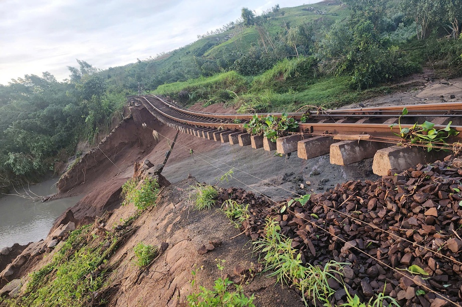 Huy động tổng lực khắc phục hậu quả mưa lũ, đảm bảo an toàn đường sắt quốc gia- Ảnh 1. Huy động tổng lực khắc phục hậu quả mưa lũ, đảm bảo an toàn đường sắt quốc gia- Ảnh 1.