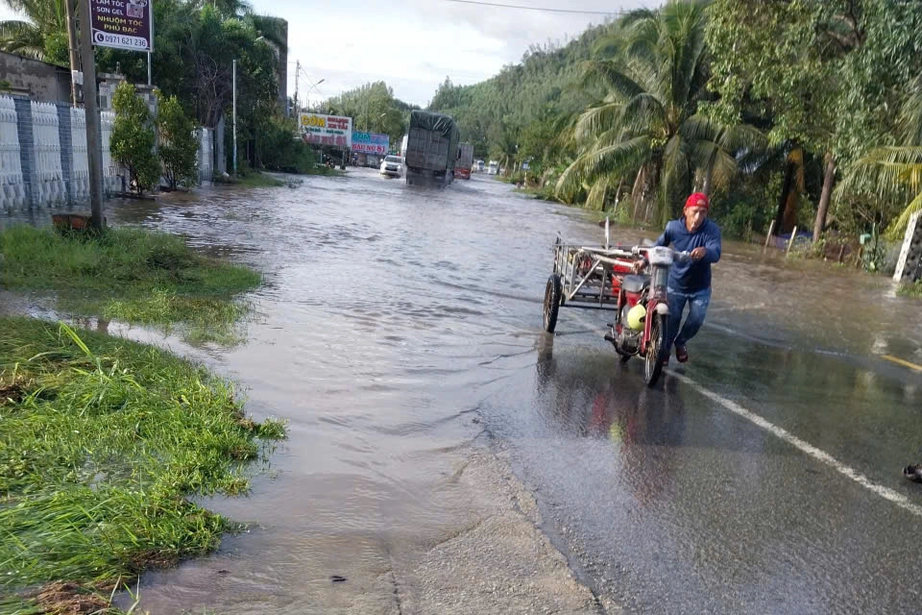 Bộ Xây dựng: Huy động mọi lực lượng ứng phó bão số 13, bảo đảm an toàn công trình xây dựng- Ảnh 1. Bộ Xây dựng: Huy động mọi lực lượng ứng phó bão số 13, bảo đảm an toàn công trình xây dựng- Ảnh 1.