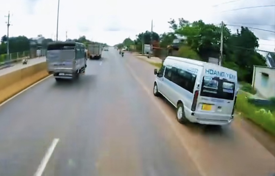 Xử phạt tài xế xe khách vượt phải trên quốc lộ 13 qua Đồng Nai sau phản ánh của người dân- Ảnh 1.