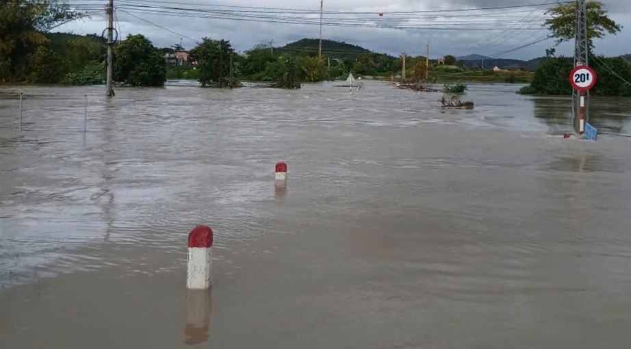 Phó Thủ tướng Trần Hồng Hà: Tập trung hỗ trợ người dân khắc phục hậu quả bão số 13- Ảnh 12.