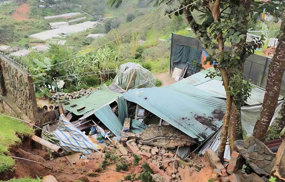 L&acirc;m Đồng: Sập bờ taluy cao 5m, v&ugrave;i lấp một phần nh&agrave; d&acirc;n trong đ&ecirc;m mưa- Ảnh 1.