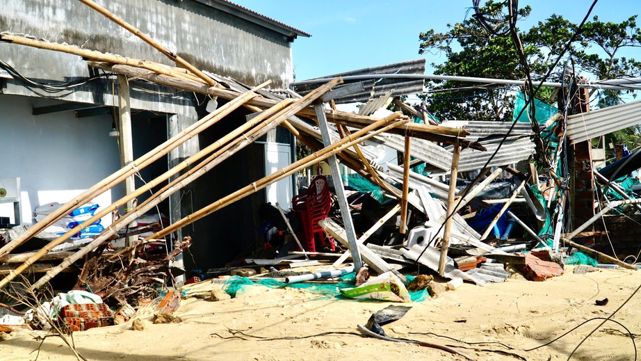 Làng chài Đề Gi tan hoang sau bão, ngư dân Gia Lai lặng người tìm lại nơi từng là tổ ấm- Ảnh 6. Làng chài Đề Gi tan hoang sau bão, ngư dân Gia Lai lặng người tìm lại nơi từng là tổ ấm- Ảnh 6.
