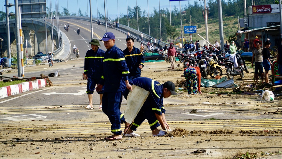Làng chài Đề Gi tan hoang sau bão, ngư dân Gia Lai lặng người tìm lại nơi từng là tổ ấm- Ảnh 11. Làng chài Đề Gi tan hoang sau bão, ngư dân Gia Lai lặng người tìm lại nơi từng là tổ ấm- Ảnh 11.