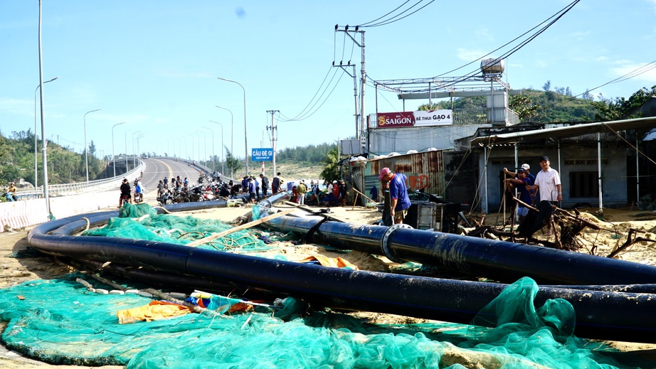 Làng chài Đề Gi tan hoang sau bão, ngư dân Gia Lai lặng người tìm lại nơi từng là tổ ấm- Ảnh 2. Làng chài Đề Gi tan hoang sau bão, ngư dân Gia Lai lặng người tìm lại nơi từng là tổ ấm- Ảnh 2.
