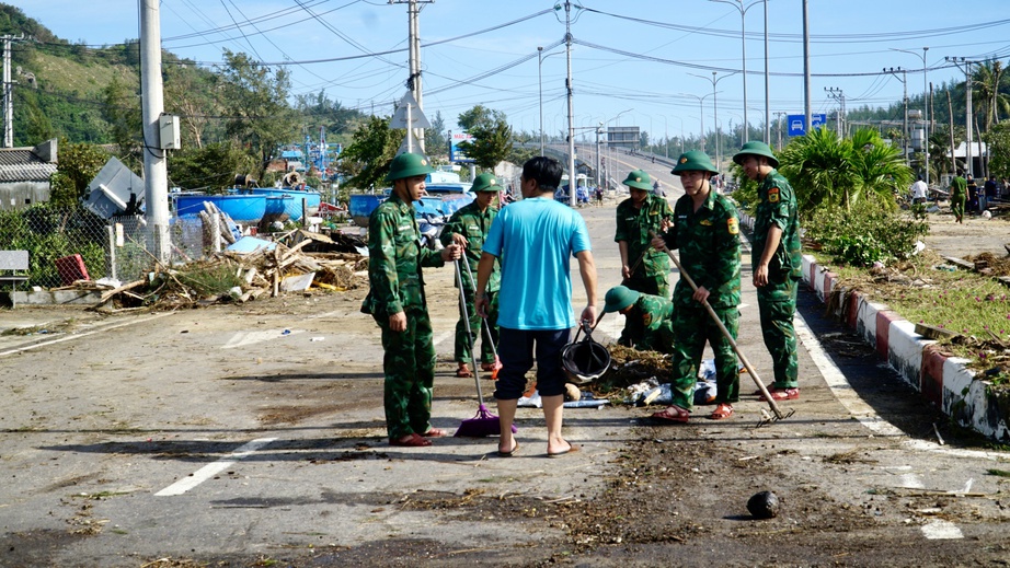 Làng chài Đề Gi tan hoang sau bão, ngư dân Gia Lai lặng người tìm lại nơi từng là tổ ấm- Ảnh 10. Làng chài Đề Gi tan hoang sau bão, ngư dân Gia Lai lặng người tìm lại nơi từng là tổ ấm- Ảnh 10.