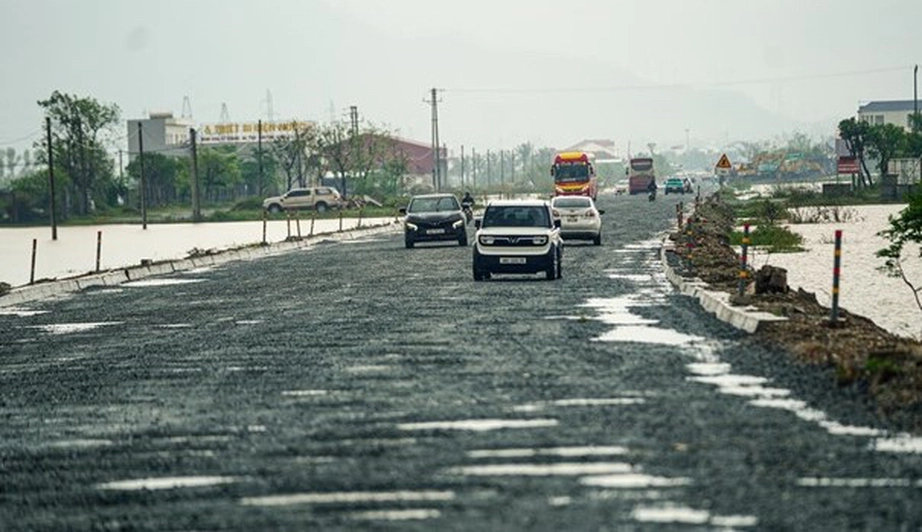 Thi công nâng cấp quốc lộ 1 qua Hà Tĩnh gặp khó do mưa lớn liên tục cả tháng - Ảnh 3. Thi công nâng cấp quốc lộ 1 qua Hà Tĩnh gặp khó do mưa lớn liên tục cả tháng - Ảnh 3.