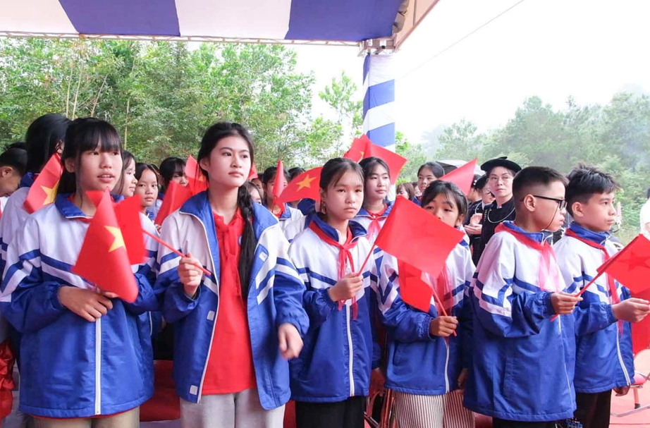 Bộ trưởng Trần Hồng Minh phát lệnh khởi công trường nội trú tại xã biên giới Cao Bằng- Ảnh 5. Bộ trưởng Trần Hồng Minh phát lệnh khởi công trường nội trú tại xã biên giới Cao Bằng- Ảnh 5.