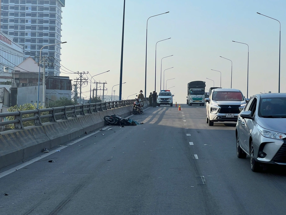 Xe máy va chạm xe container, người đàn ông 53 tuổi tử vong thương tâm- Ảnh 1.