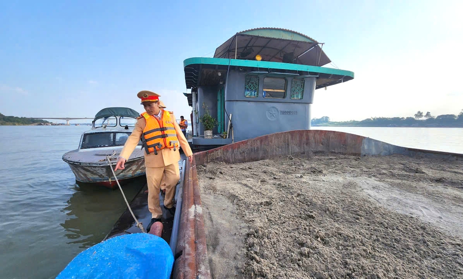 Phú Thọ: Thực hiện nghiêm Thông tư 39, nâng cao trách nhiệm, an toàn giao thông đường thủy- Ảnh 1. Phú Thọ: Thực hiện nghiêm Thông tư 39, nâng cao trách nhiệm, an toàn giao thông đường thủy- Ảnh 1.
