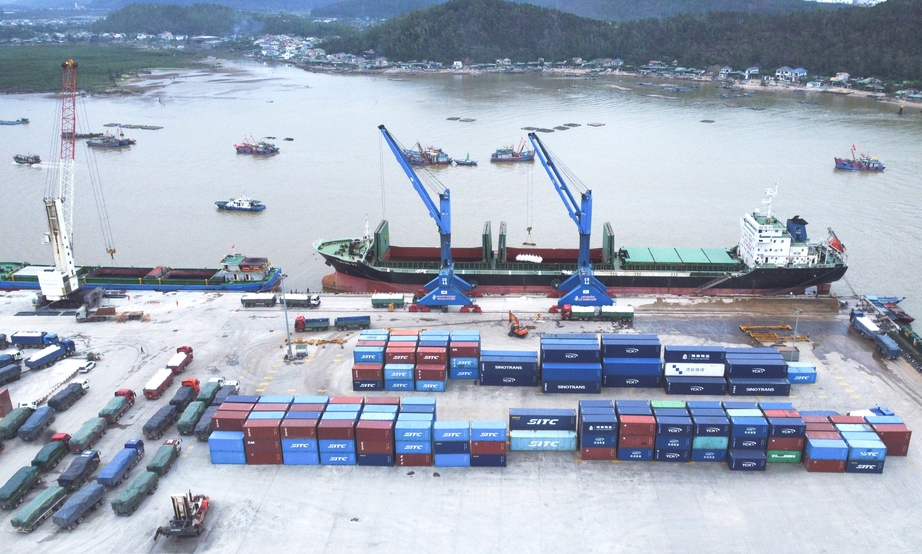 Nghệ An: Doanh nghiệp hưởng lợi lớn nhờ thủ tục cho tàu thuyền vào, rời cảng bằng điện tử- Ảnh 1. Nghệ An: Doanh nghiệp hưởng lợi lớn nhờ thủ tục cho tàu thuyền vào, rời cảng bằng điện tử- Ảnh 1.