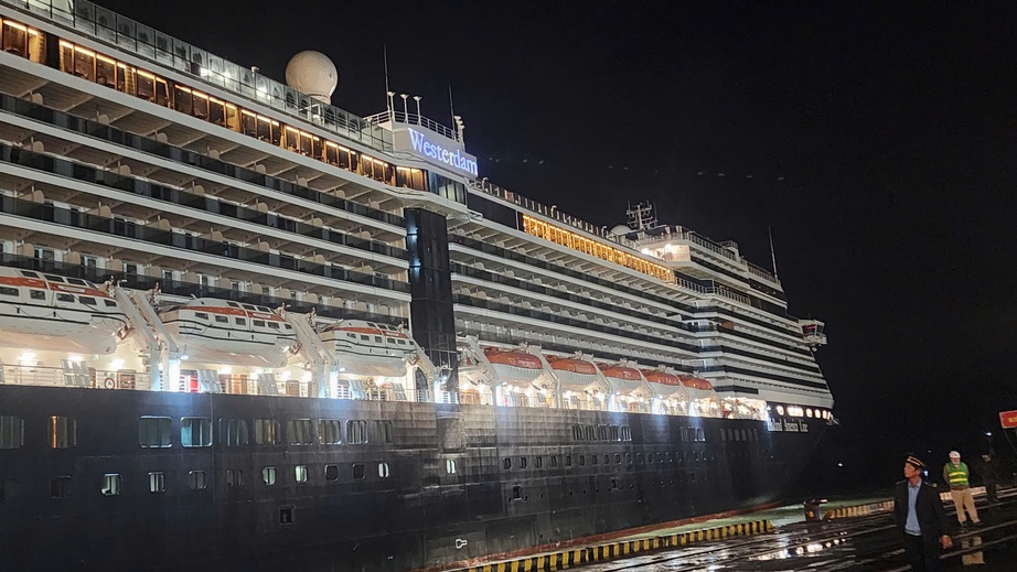 Cứu nạn hành khách quốc tế gặp nạn trên du thuyền trong đêm- Ảnh 1. Cứu nạn hành khách quốc tế gặp nạn trên du thuyền trong đêm- Ảnh 1.