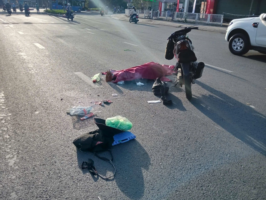 TP.HCM: Xe máy va chạm người đi bộ, 2 người thương vong- Ảnh 1. TP.HCM: Xe máy va chạm người đi bộ, 2 người thương vong- Ảnh 1.