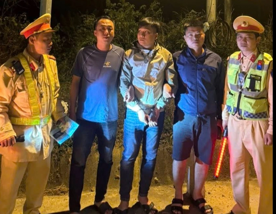 Công an Quảng Ngãi bắt giữ đối tượng trốn truy nã trên đường trốn chạy- Ảnh 1. Công an Quảng Ngãi bắt giữ đối tượng trốn truy nã trên đường trốn chạy- Ảnh 1.