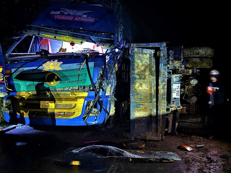 Hai xe tải va chạm tr&ecirc;n quốc lộ 49 qua TP Huế khiến một người bị thương- Ảnh 1.