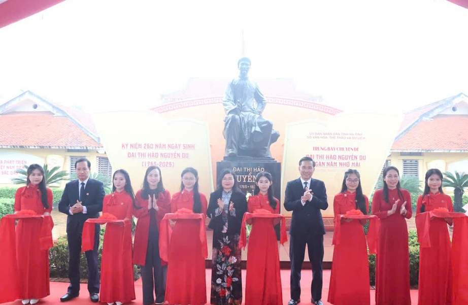 H&agrave; Tĩnh: Trưng b&agrave;y hơn 250 tư liệu về &ldquo;Đại thi h&agrave;o Nguyễn Du - Ng&agrave;n năm nhớ m&atilde;i&rdquo;- Ảnh 1.
