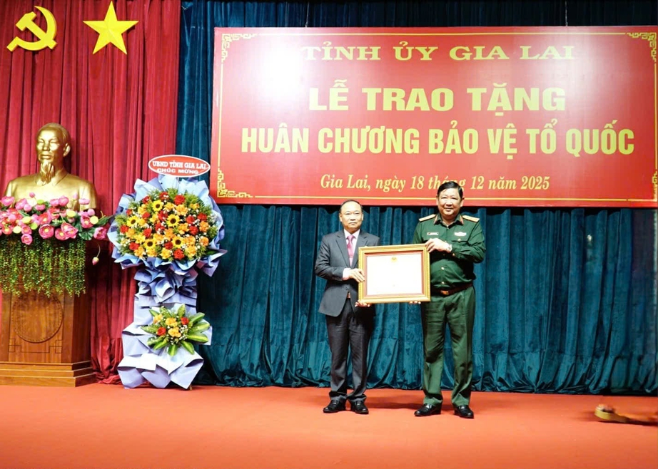 Bí thư Tỉnh ủy Gia Lai nhận Huân chương Bảo vệ Tổ quốc hạng Ba- Ảnh 1. Bí thư Tỉnh ủy Gia Lai nhận Huân chương Bảo vệ Tổ quốc hạng Ba- Ảnh 1.