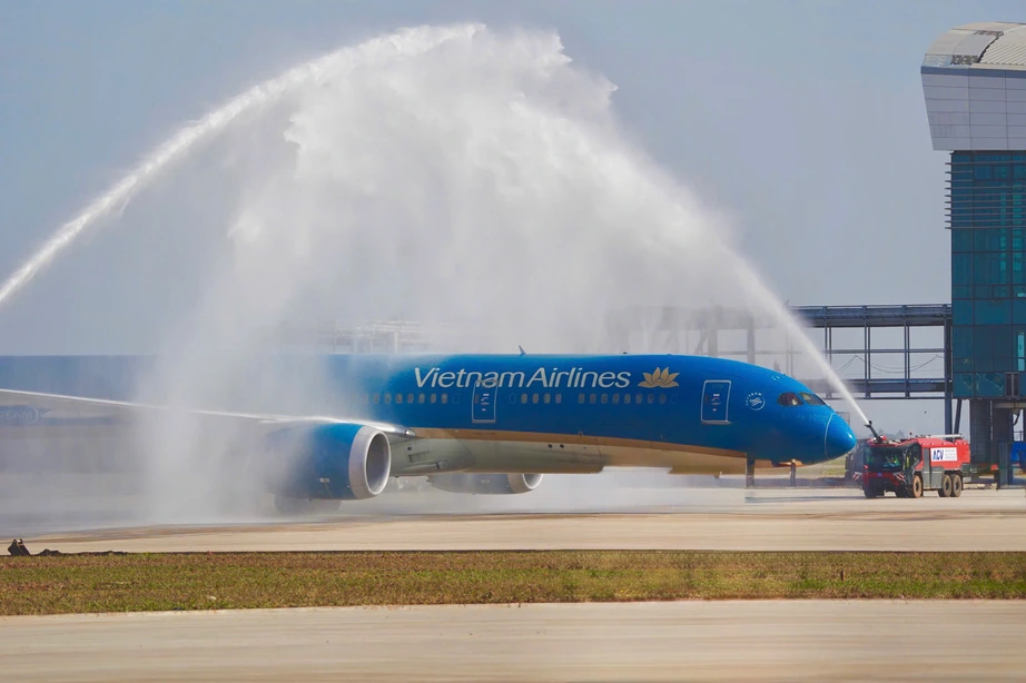 Vietnam Airlines thực hiện chuyến bay chở khách đầu tiên tại sân bay Long Thành- Ảnh 3. Vietnam Airlines thực hiện chuyến bay chở khách đầu tiên tại sân bay Long Thành- Ảnh 3.