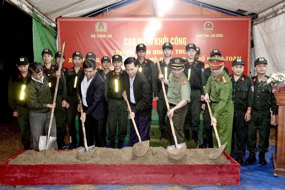 Gia Lai, Lâm Đồng phấn đấu hoàn thành xây nhà cho dân vùng lũ trước 31/1/2026- Ảnh 3. Gia Lai, Lâm Đồng phấn đấu hoàn thành xây nhà cho dân vùng lũ trước 31/1/2026- Ảnh 3.