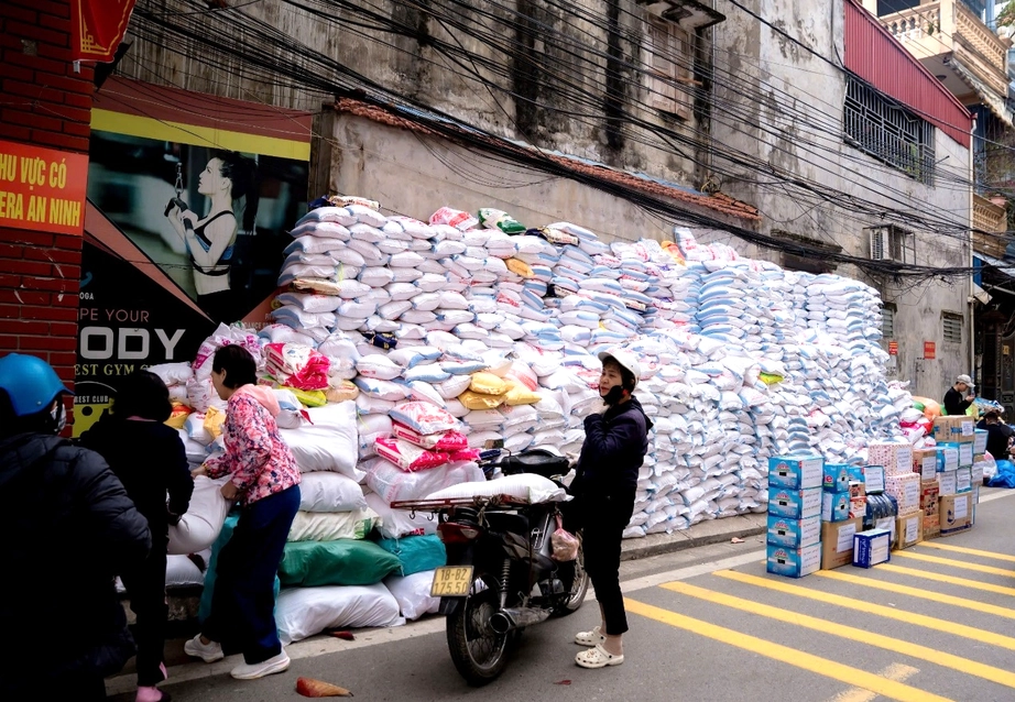 Ninh Bình: Hơn 100 tấn gạo cùng nhiều nhu yếu phẩm ủng hộ đồng bào vùng lũ- Ảnh 1.