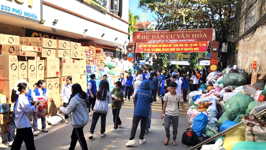 Ninh Bình: Hơn 100 tấn gạo cùng nhiều nhu yếu phẩm ủng hộ đồng bào vùng lũ- Ảnh 3.