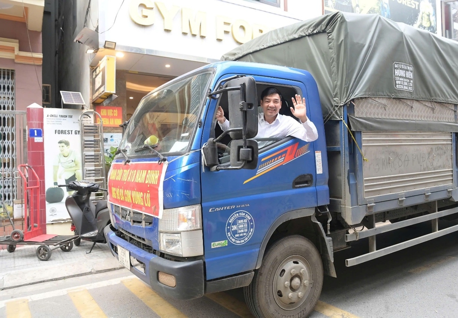 Ninh Bình: Hơn 100 tấn gạo cùng nhiều nhu yếu phẩm ủng hộ đồng bào vùng lũ- Ảnh 4.