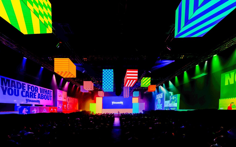 Bộ nhận diện thương hiệu mới thể hiện rõ nét tinh thần đổi mới, sáng tạo của Vinamilk, dưới sự dẫn dắt của bà Mai Kiều Liên (Ảnh: Minh Anh). Bộ nhận diện thương hiệu mới thể hiện rõ nét tinh thần đổi mới, sáng tạo của Vinamilk, dưới sự dẫn dắt của bà Mai Kiều Liên (Ảnh: Minh Anh).