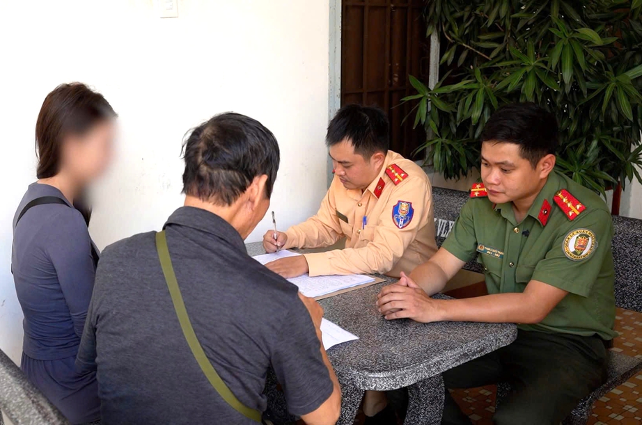 CSGT Kh&aacute;nh H&ograve;a xử l&yacute; người phụ nữ nước ngo&agrave;i nằm tr&ecirc;n y&ecirc;n điều khiển xe ph&acirc;n khối lớn- Ảnh 1.