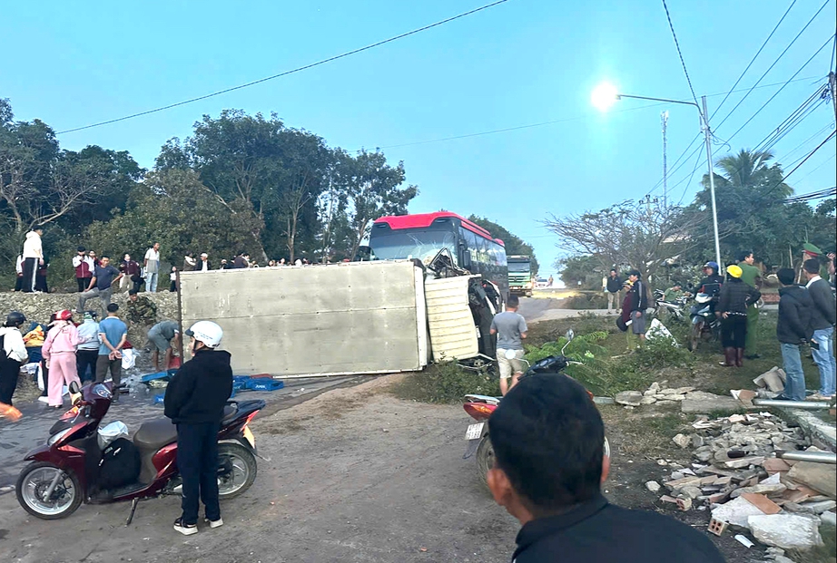 Đắk Lắk: Xe kh&aacute;ch t&ocirc;ng xe tải lật nghi&ecirc;ng giữa đường khiến cặp vợ chồng bị thương- Ảnh 2.