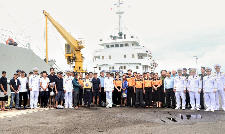 Đưa 52 ngư d&acirc;n bị ch&aacute;y t&agrave;u tr&ecirc;n biển Trường Sa về đất liền an to&agrave;n- Ảnh 1.