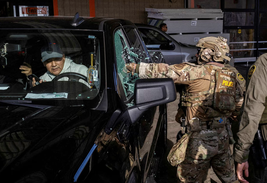 Mỹ tăng chi h&agrave;ng chục tỷ USD, mở rộng trấn &aacute;p người nhập cư tr&aacute;i ph&eacute;p- Ảnh 1.