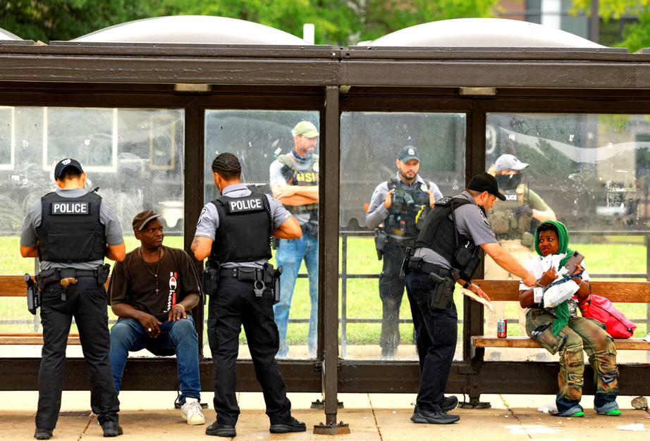 Mỹ tăng chi h&agrave;ng chục tỷ USD, mở rộng trấn &aacute;p người nhập cư tr&aacute;i ph&eacute;p- Ảnh 2.