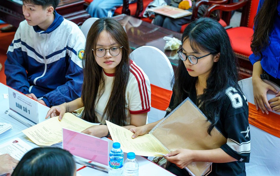 Đại học Kinh tế &ndash; Đại học Quốc gia H&agrave; Nội dừng x&eacute;t học bạ, điều chỉnh tổ hợp tuyển sinh- Ảnh 1.