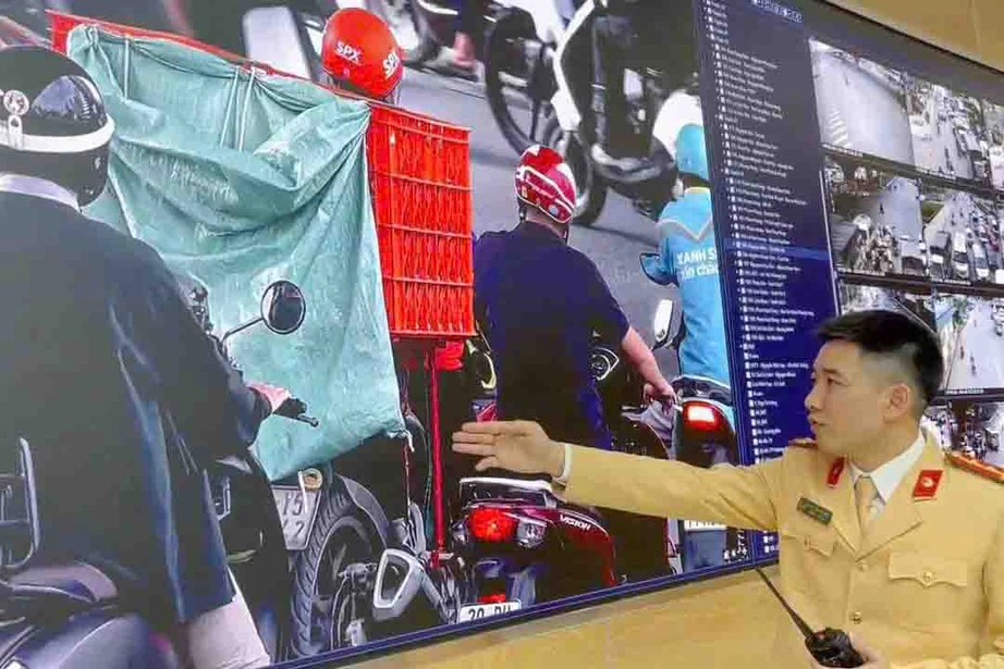 CSGT H&agrave; Nội xử l&yacute; loạt shipper chở h&agrave;ng che biển số, &ldquo;n&eacute;&rdquo; camera AI- Ảnh 1.