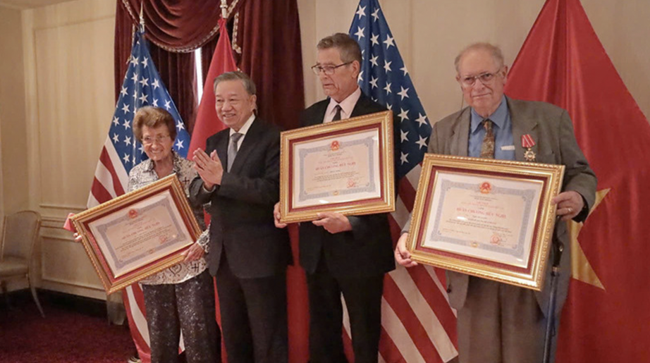 &Ocirc;ng b&agrave; Weiss, những người bạn lớn, g&oacute;p phần h&agrave;n gắn quan hệ Việt - Mỹ qua đời- Ảnh 1.