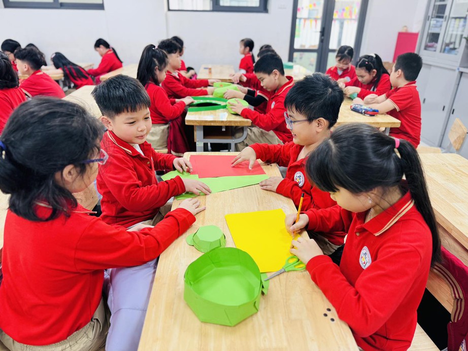 Miễn học ph&iacute; c&ocirc;ng lập, phụ huynh vẫn lo &ldquo;học th&ecirc;m, li&ecirc;n kết&rdquo;- Ảnh 2.