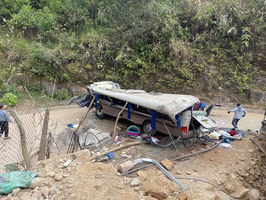 Khẩn trương khắc phục hậu quả vụ tai nạn giao thông làm 9 người tử vong tại Lào Cai- Ảnh 1. Khẩn trương khắc phục hậu quả vụ tai nạn giao thông làm 9 người tử vong tại Lào Cai- Ảnh 1.