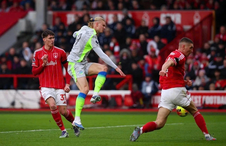 Thắng kịch t&iacute;nh Nottingham, Man City tạm chiếm ng&ocirc;i đầu bảng Ngoại hạng Anh- Ảnh 2.