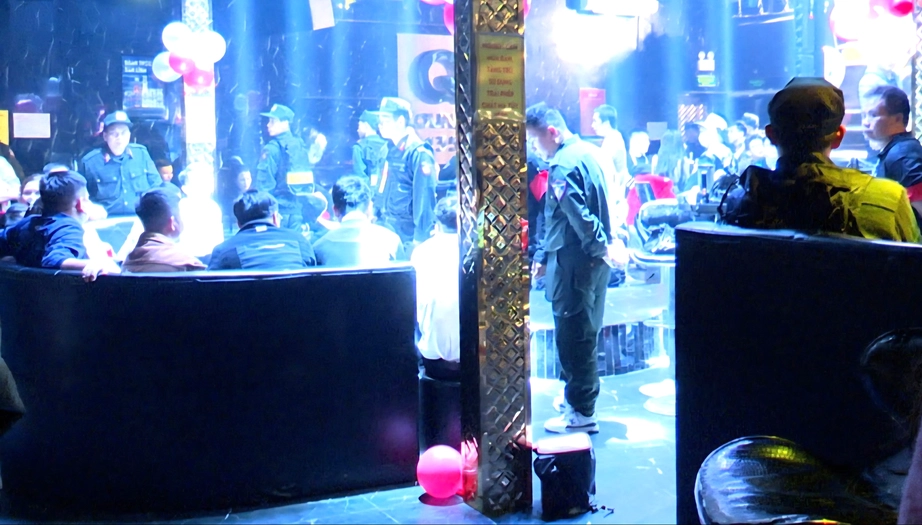 Ninh B&igrave;nh: Kiểm tra hai qu&aacute;n bar gần 200 kh&aacute;ch, ph&aacute;t hiện 30 đối tượng dương t&iacute;nh ma t&uacute;y- Ảnh 1.