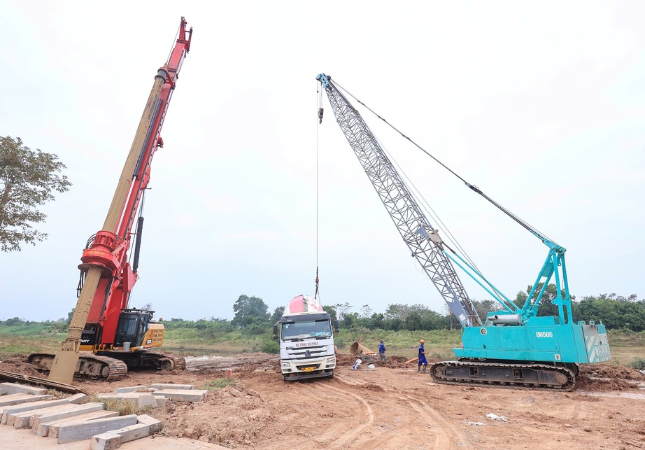 Nh&agrave; thầu tập trung nguồn lực đua tiến độ l&agrave;m cầu V&acirc;n Ph&uacute;c vượt s&ocirc;ng Hồng từ những ng&agrave;y đầu- Ảnh 2.