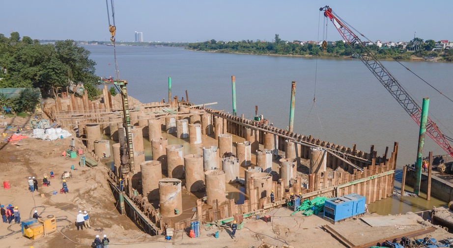 Trung Chính dồn lực bứt tốc trên đại công trường cầu Tứ Liên- Ảnh 1. Trung Chính dồn lực bứt tốc trên đại công trường cầu Tứ Liên- Ảnh 1.