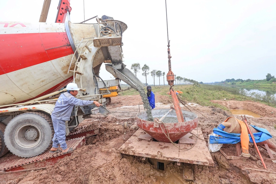 Nh&agrave; thầu tập trung nguồn lực đua tiến độ l&agrave;m cầu V&acirc;n Ph&uacute;c vượt s&ocirc;ng Hồng từ những ng&agrave;y đầu- Ảnh 3.