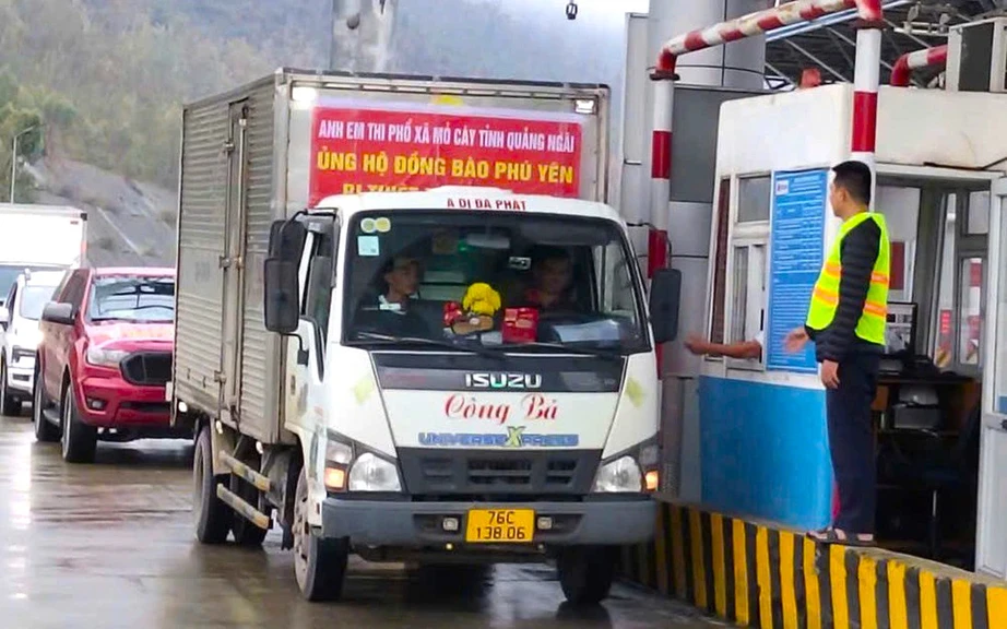 Dừng miễn ph&iacute; xe chở h&agrave;ng cứu trợ b&atilde;o lũ- Ảnh 1.